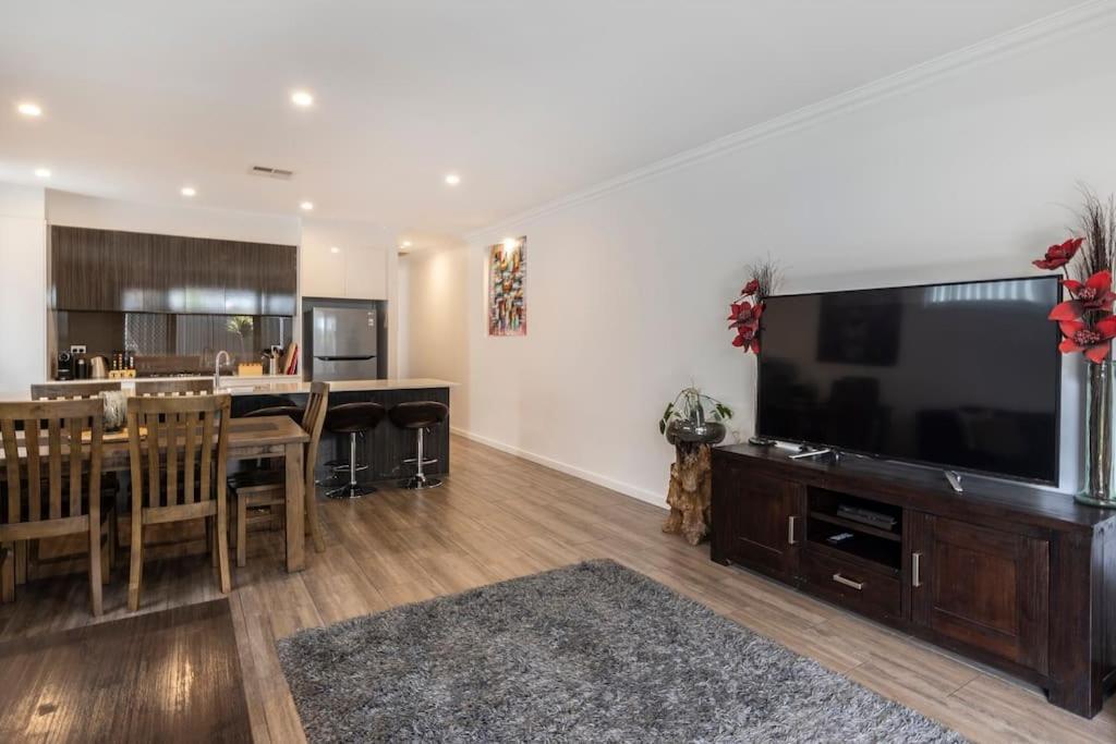 Luxury Home In Christies Beach With King Bed, Nbn, Netflix, 3Bed 2Bath 외부 사진